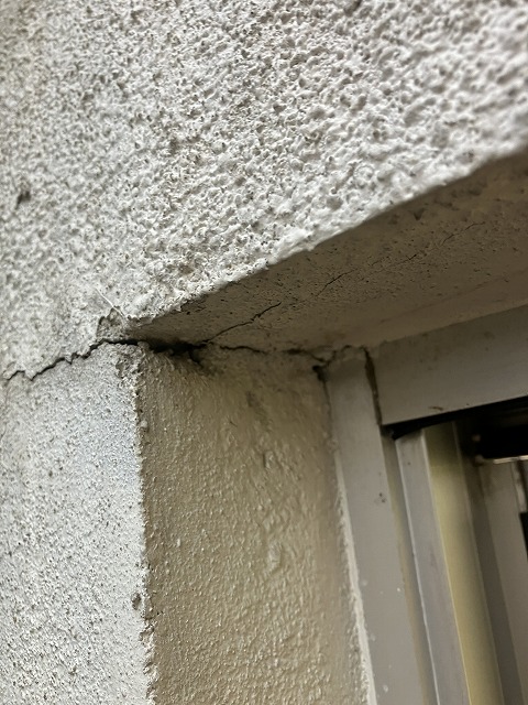 窓の周囲から発生したクラック